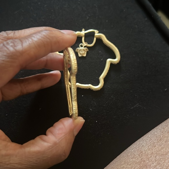 NWOT Lux V & Head-Shaped Hoop Earrings - Picture 2 of 5